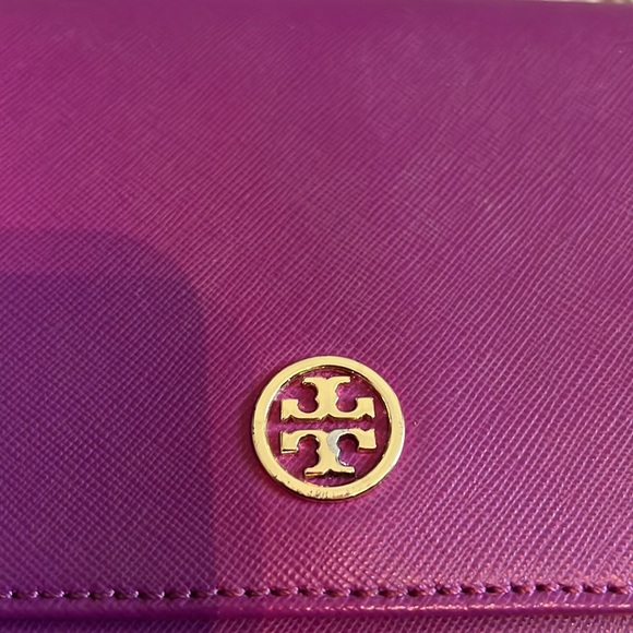 Tory Burch-Robinson wallet on chain. - Picture 3 of 10